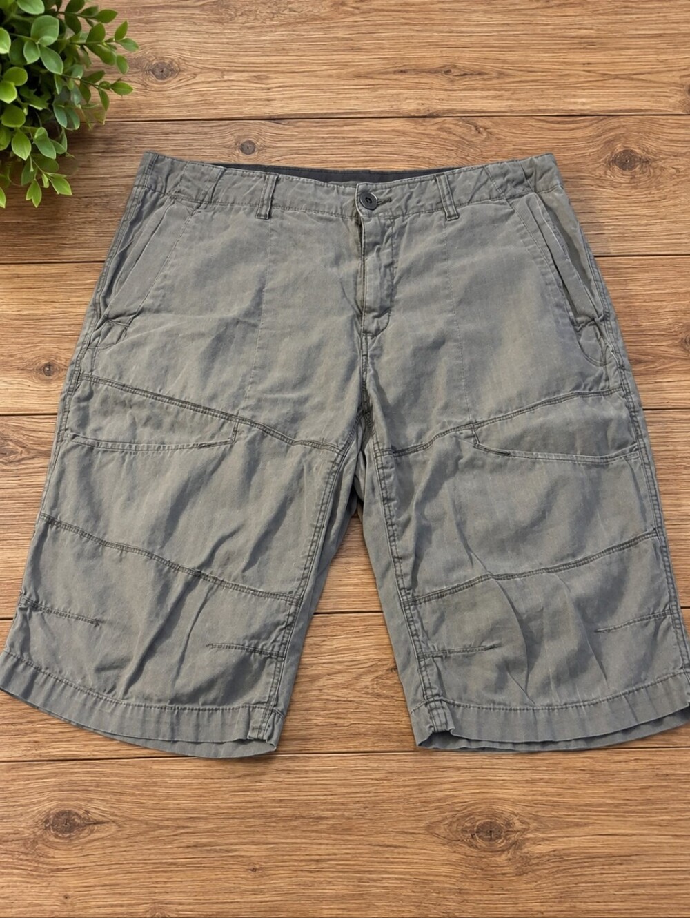 Size 33 casual gray cargo light wait shorts